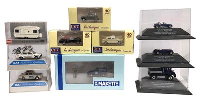 de nombreuses maquettes de voitures différentes dans une vitrine