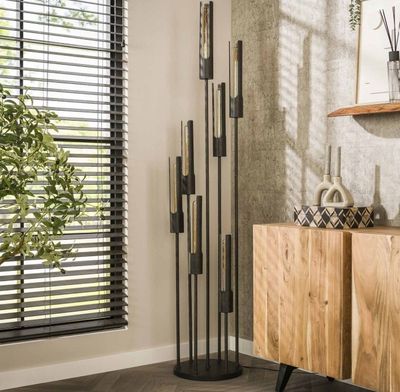 une photo d'un salon avec une armoire en bois et une plante