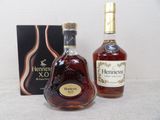 deux bouteilles de Hennessy XO et une boîte de vin