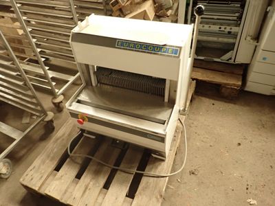 a machine that is sitting on a pallet in a warehouse