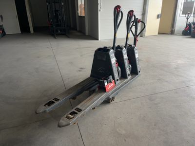 une photo d'une palette sur laquelle sont posés trois skis