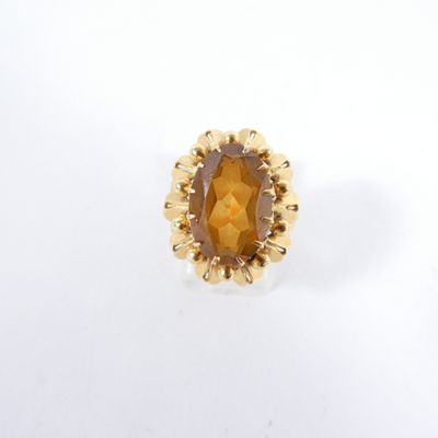 Gros plan sur une bague contenant une pierre jaune