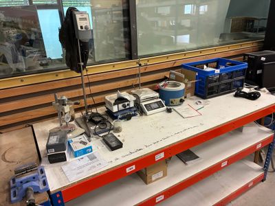 un établi sur lequel sont disposés de nombreux composants électroniques