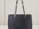 Sac cabas Chanel en cuir matelassé noir avec finitions dorées