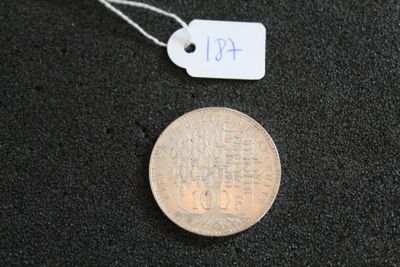 une pièce de monnaie sur laquelle est apposée une étiquette de prix, posée sur une surface noire
