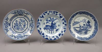 CHINE. Trois assiettes en porcelaine, décor Blanc Bleu.