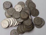 une pile de pièces d'argent sur une surface blanche