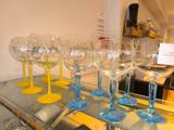de nombreux verres à vin posés sur une étagère en verre dans un magasin