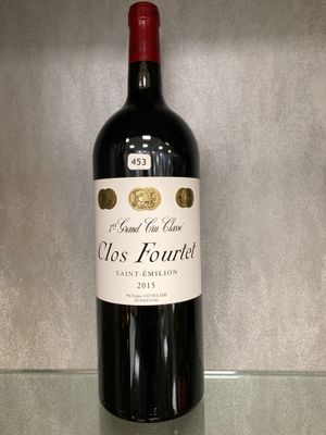 une bouteille de vin posée sur une table