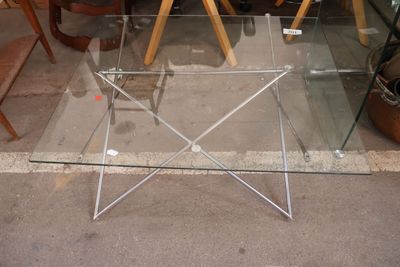 une table en verre ornée d'un motif en forme d'étoile