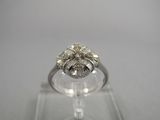 gros plan d'une bague en diamant sur une surface claire