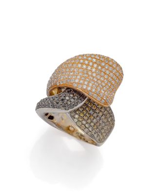 une bague en or et diamants blancs, ornée de deux rangées de diamants