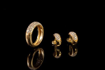 une paire de boucles d'oreilles en or et diamants
