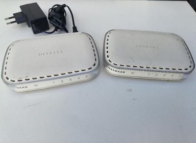deux appareils sans fil posés sur une table