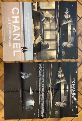 deux brochures Chanel posées sur un parquet, avec une photo en noir et blanc d'une femme