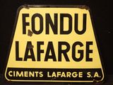 un panneau jaune sur lequel on peut lire « Fonddu Lafarge Cements Lafarge S.A. »