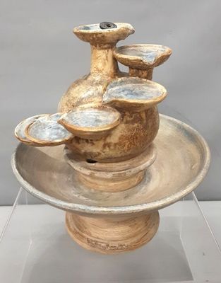 un vase posé sur une assiette
