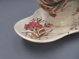 une tasse et une soucoupe blanches ornées d'un motif floral
