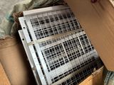 un chat dans une cage, à l'intérieur d'une boîte en carton