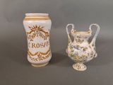 deux vases posés l'un à côté de l'autre sur une table