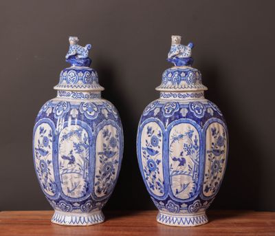deux vases bleus et blancs posés sur une table en bois