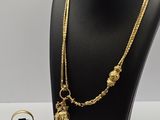 Ensemble composé d'un collier, d'une bague et d'un bracelet plaqués or, présenté sur un mannequin