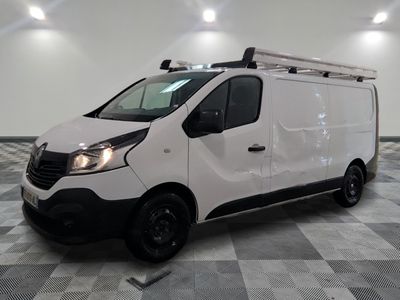la photo d'une camionnette blanche garée dans une pièce