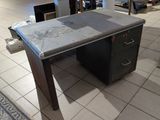 un bureau avec un plateau en marbre au milieu d'une pièce