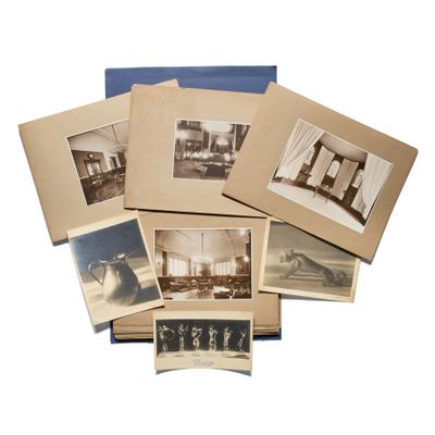 une vieille photo d'un tas de vieilles photos sur une table