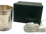 une coupe en argent ornée d'un ruban et d'un coffret