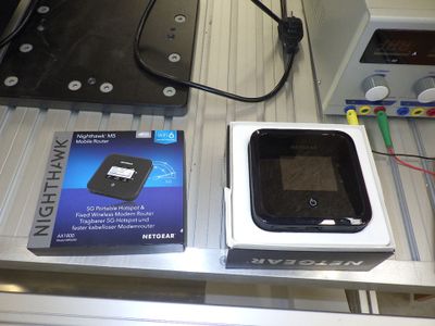 deux appareils électroniques posés sur une table