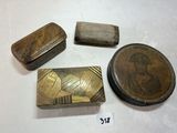 trois petites boîtes en bois sur lesquelles figure l'image d'un homme