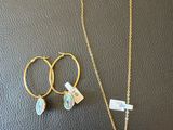 un ensemble composé d'un collier, de boucles d'oreilles et d'une bague en or, sertis d'une pierre turquoise