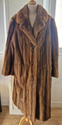 une image d'un manteau de fourrure sur un mannequin