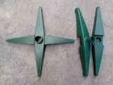 deux morceaux de plastique vert sont posés sur une surface en béton