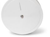 une horloge blanche posée sur une surface blanche