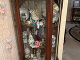 une vitrine sur laquelle est posée une horloge