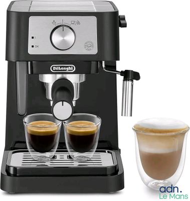 gros plan d'une machine à café avec deux tasses de café
