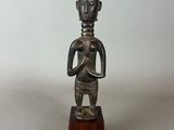 l'image d'une statue d'un homme tenant un bébé dans ses bras