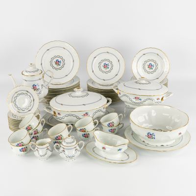de nombreux types différents d'assiettes et de tasses en porcelaine