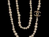 Ensemble collier et boucles d'oreilles en perles Chanel