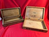 deux boîtes en bois posées sur un tissu rouge
