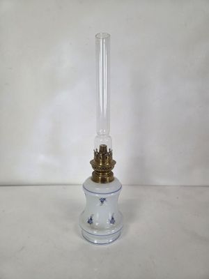 une lampe en verre posée sur une table