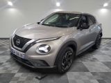 Le SUV Nissan Juke argenté est garé sur un sol à damier.