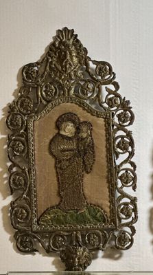 deux miroirs décorés accrochés au mur