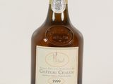 une bouteille de vin posée sur une table