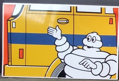 un autocollant représentant un personnage de dessin animé à l'arrière d'un bus