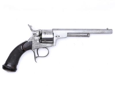 un revolver argenté avec une crosse noire sur fond blanc