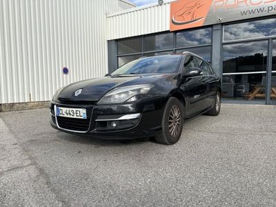 la voiture noire est garée devant un bâtiment