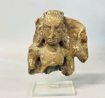 une image représentant une statue d'une femme tenant un bébé dans ses bras